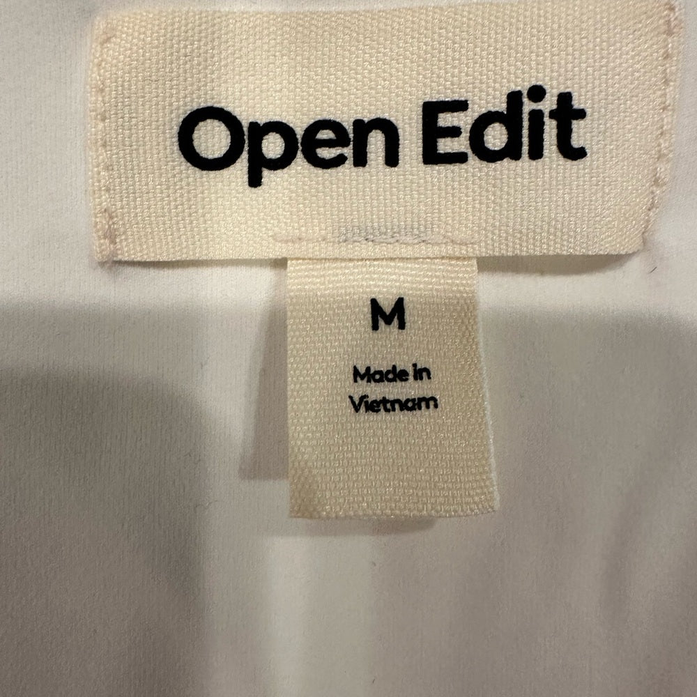 Open Edit  White Fitted Sleeveless Tank Top V Neck Size M