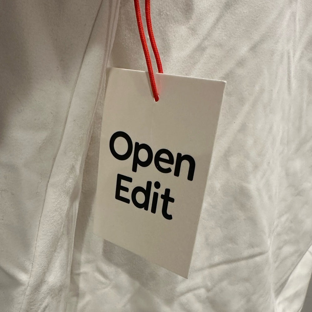 Open Edit  White Fitted Sleeveless Tank Top V Neck Size M